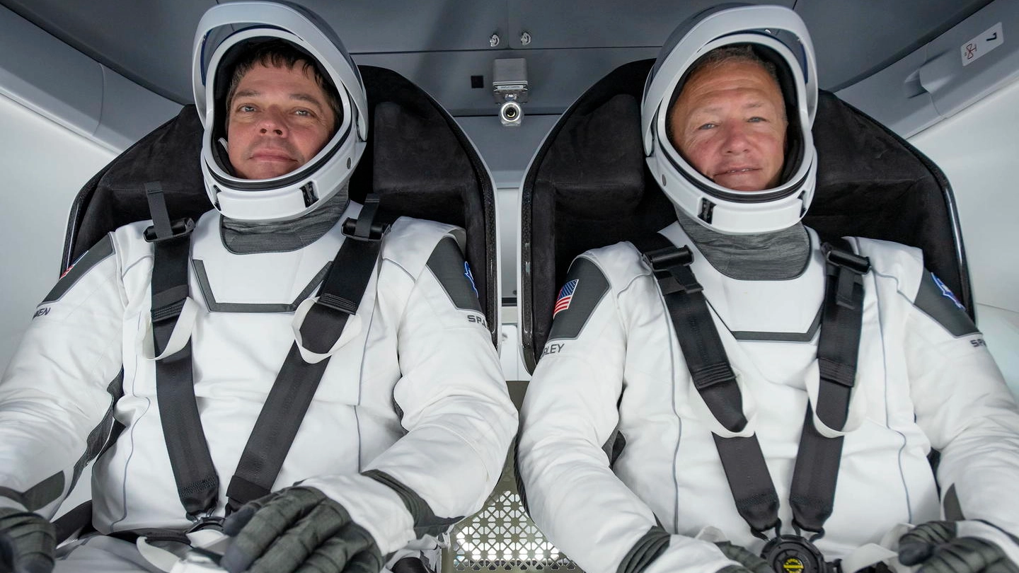 Due astronauti si preparano per una missione