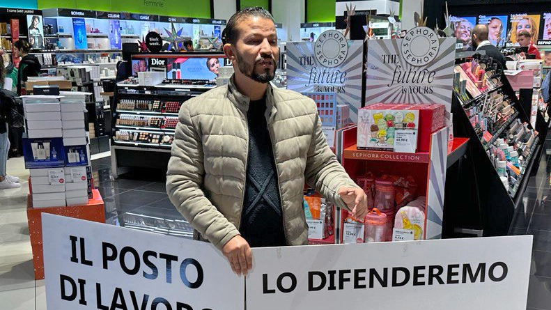 I lavoratori hanno manifestato con fischietti, bandiere e striscioni davanti al punto vendita per sensibilizzare i clienti sui licenziamenti annunciati dall’azienda