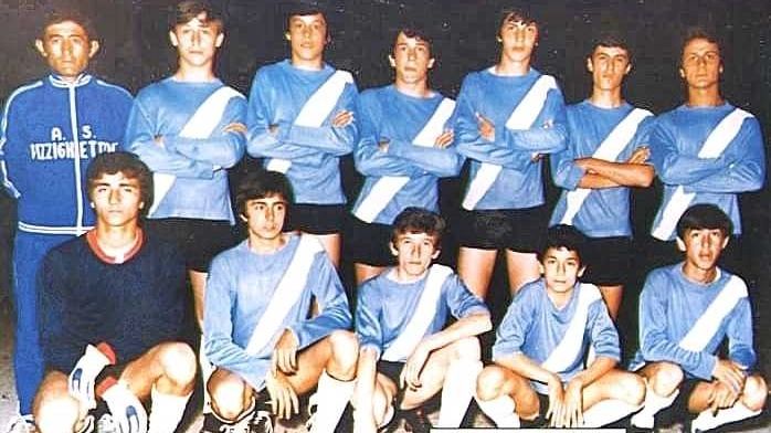 Gianluca Vialli (secondo da destra, accosciato) con la maglia del Pizzighettone