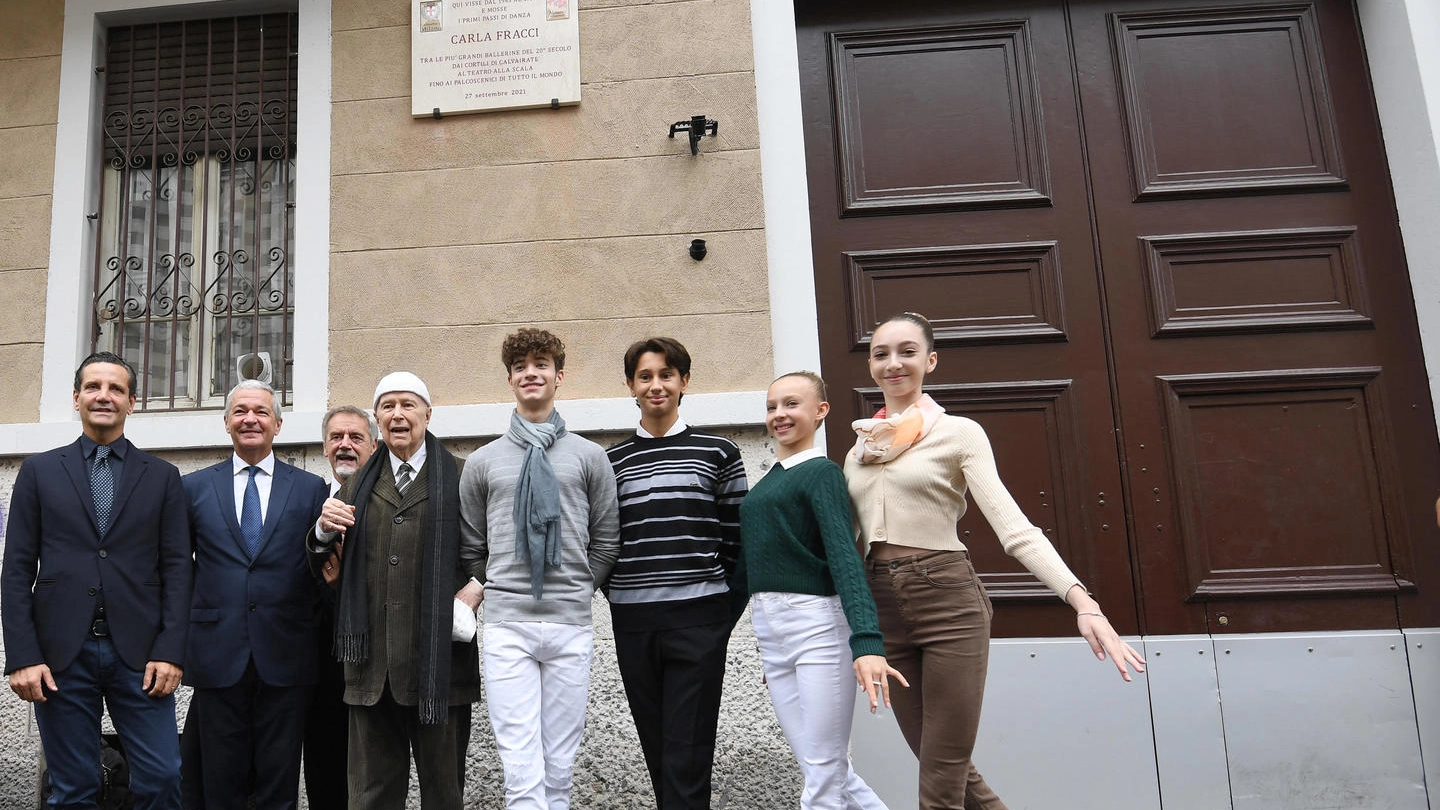 La targa svelata con Beppe Menegatti e i ballerini della Scala