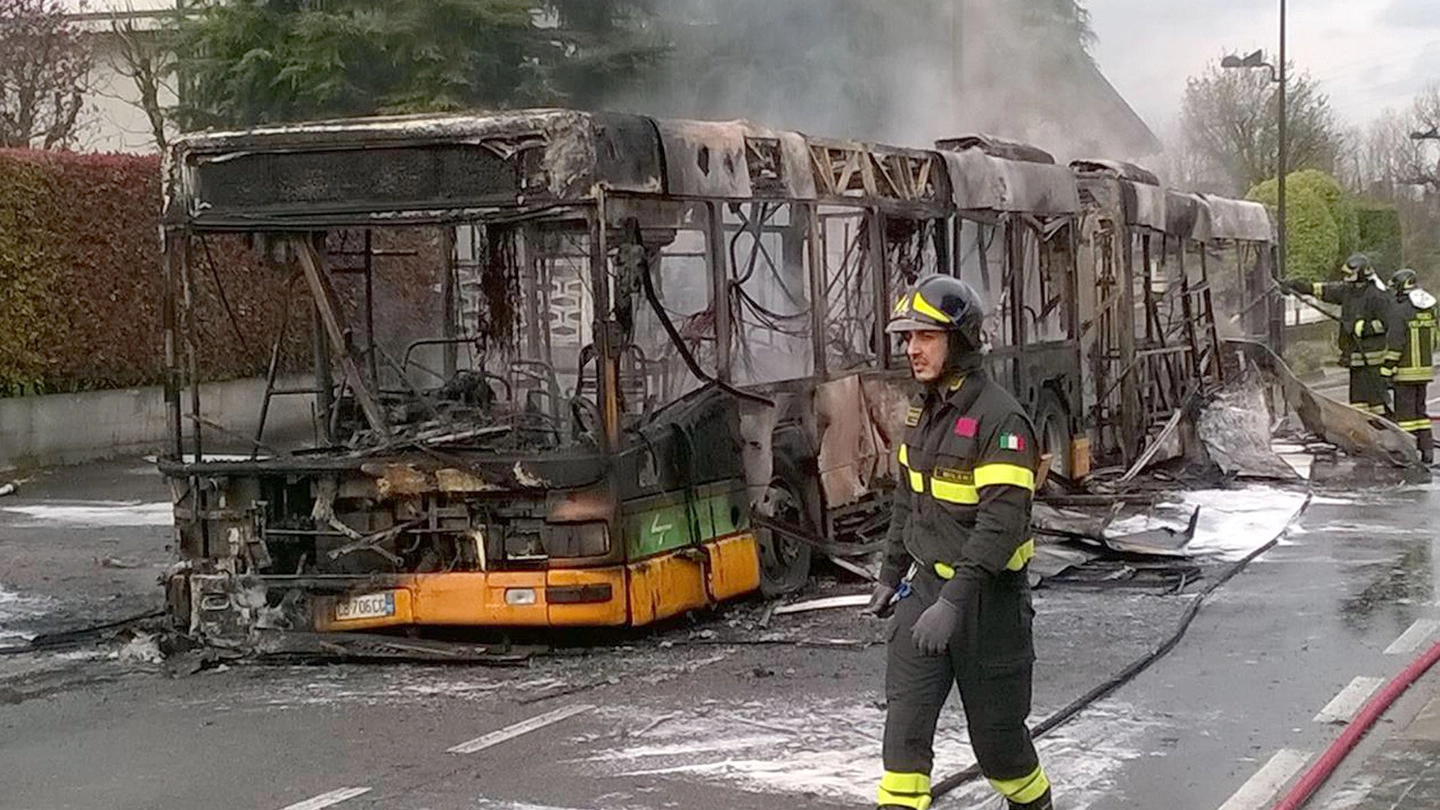 L'autobus in fiamme (foto da facebook)