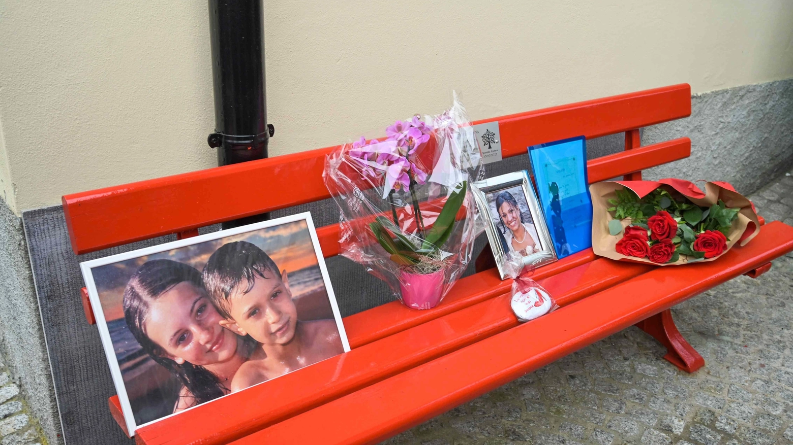 Una panchina rossa in Municipio  per ricordare i piccoli Giada e Alessio