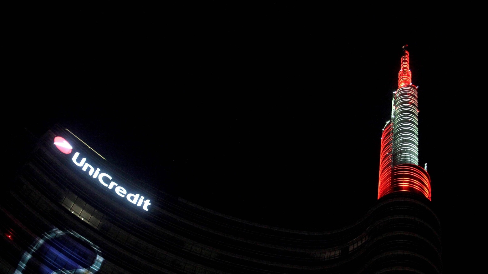 Torre Unicredit illuminata con i colori squadre Champions League 