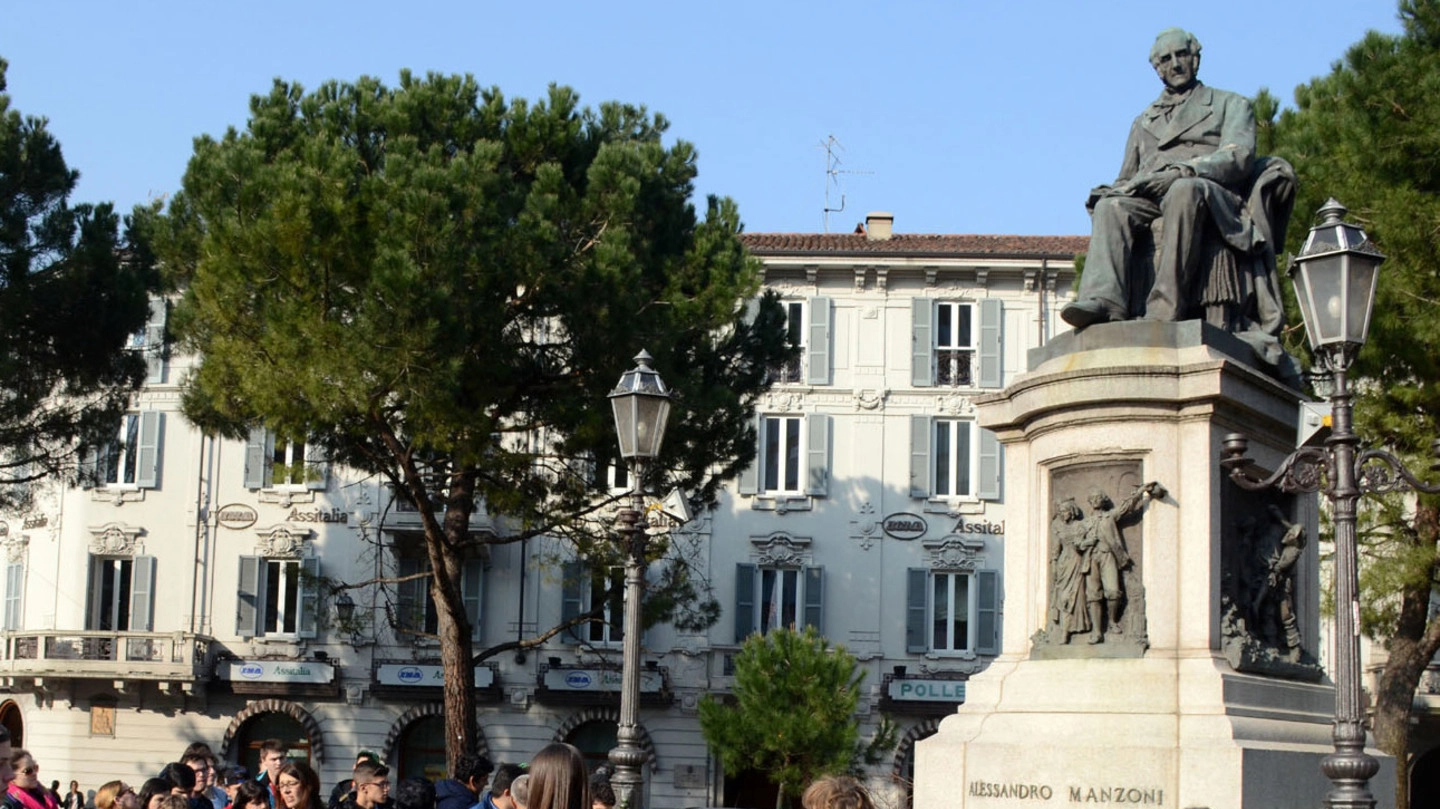 Piazza Manzoni con il monumento dedicato allo scrittore nel centro città