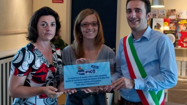 Il sindaco di Quistello Luca Malavasi riceve fondi raccolti da Radio Pico per ricostruire gli asili