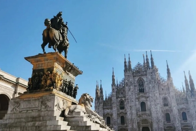 Milano, la statua di Vittorio Emanuele in piazza Duomo imbrattata da Ultima Generazione