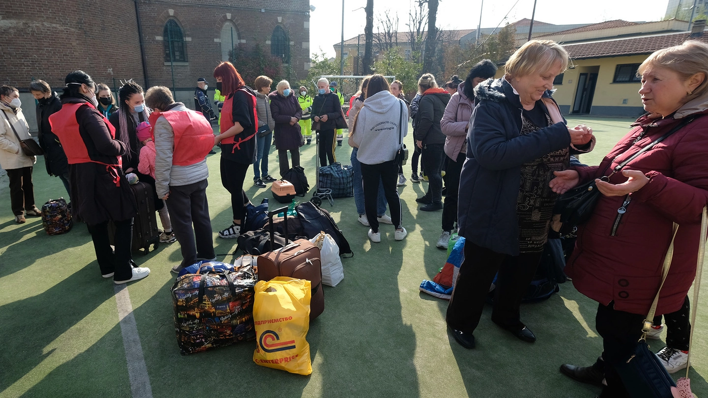 L'arrivo e lo smistamento dei profughi all'oratorio San carlo di Monza