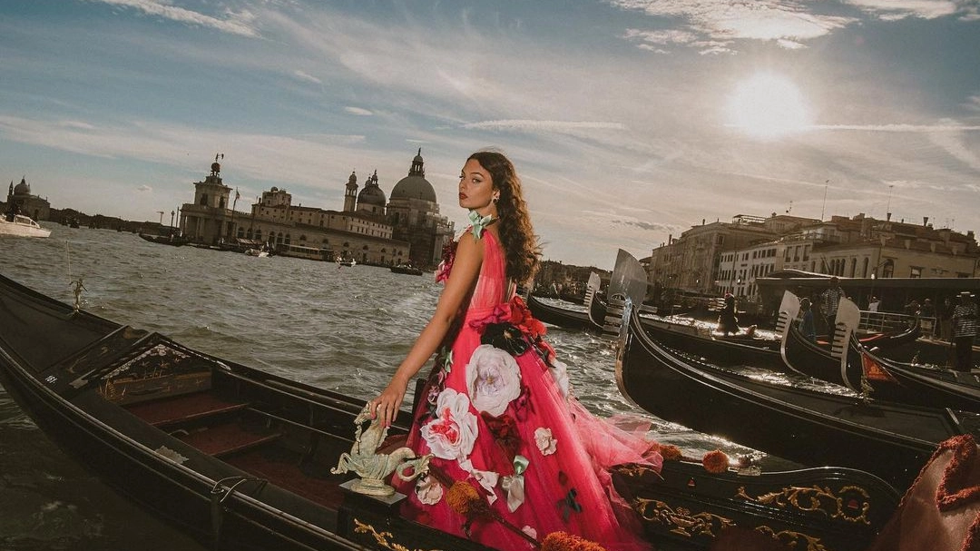 La bellissima Deva Cassel ha brillato nella sfilata veneziana firmata D&G