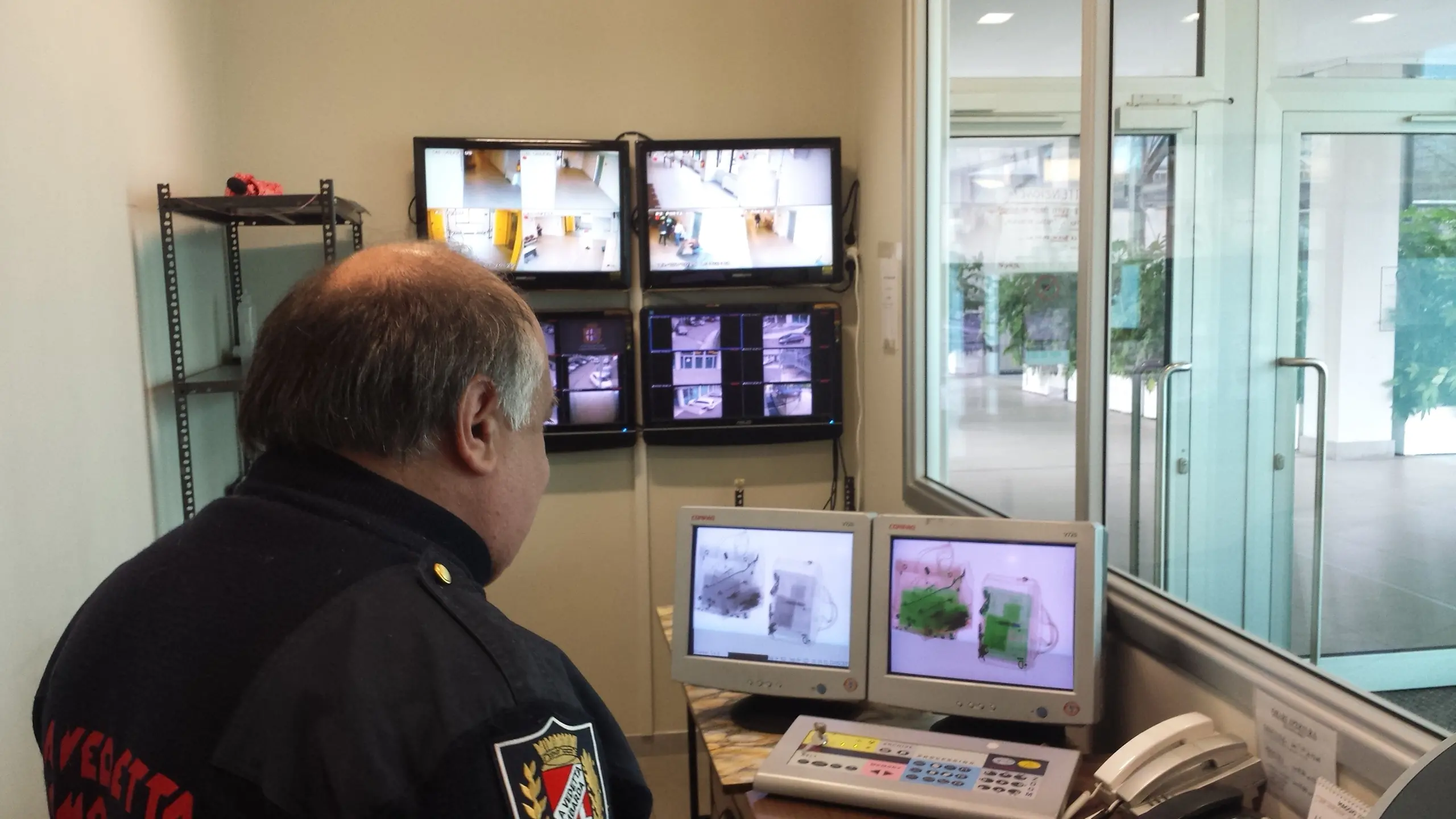 Lecco, entra in tribunale con un coltello in borsa: denunciata