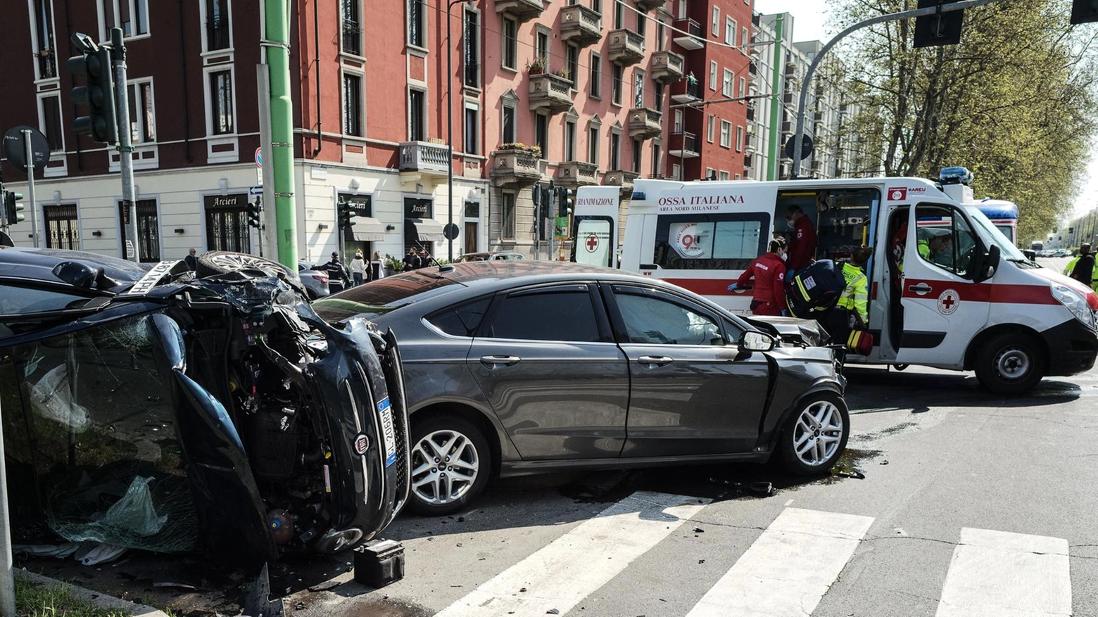 Scontro all’incrocio, la 500 si ribalta