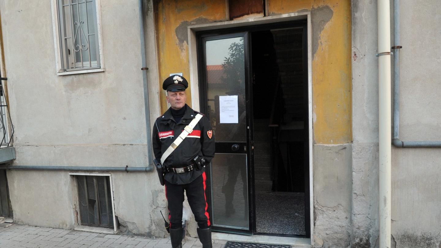 I carabinieri davanti alla palazzina di via Dante