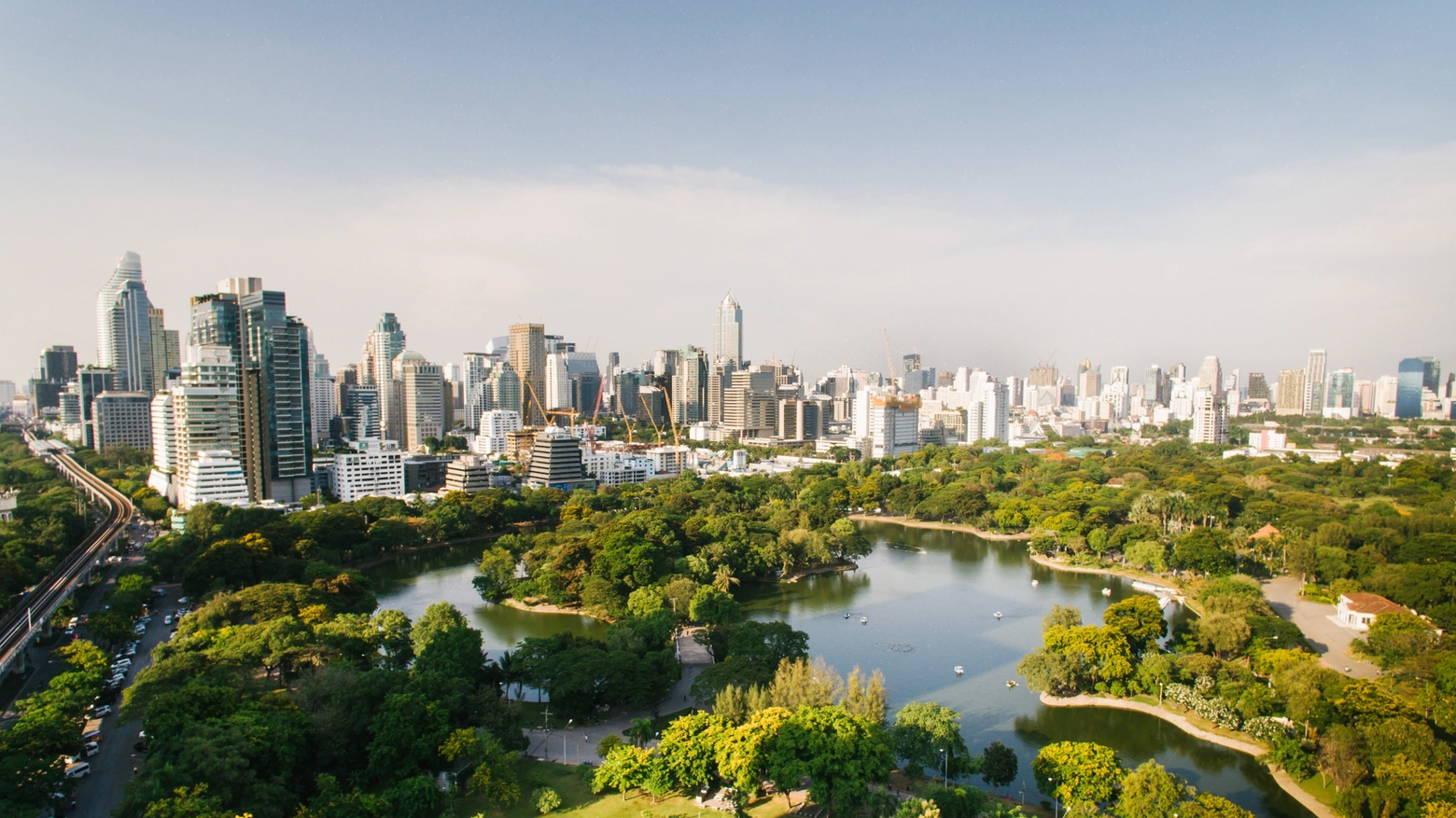 Lo skyline di Bangkok, Thailandia, e il Parco Lumphini 