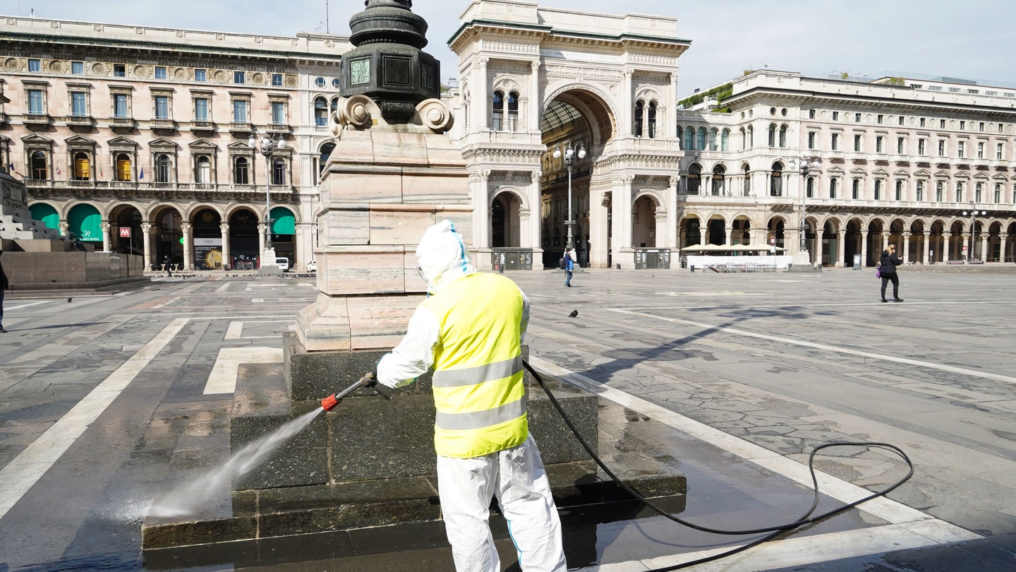 Coronavirus, sanificazione in piazza Duomo a Milano (ImagoEconomica)