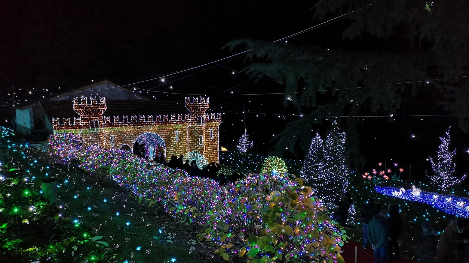 Il villaggio ideato da Lino Betti s’ingrandisce con nuove installazioni e scenografie. Quest’anno verranno utilizzate 200mila lampadine Led in più rispetto al 2022