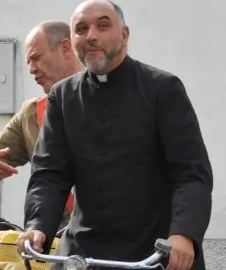 Arriva il nuovo parroco a Trigolo, don Marino sceglie il "piedibus"