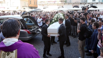 Nadia Toffa, il giorno dell'addio: il funerale celebrato da Padre Praticello/ FOTO e VIDEO