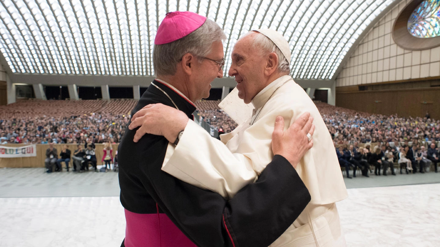 L'abbraccio fra Papa Francesco e monsignor Pierantonio Tremolada, vescovo di Brescia