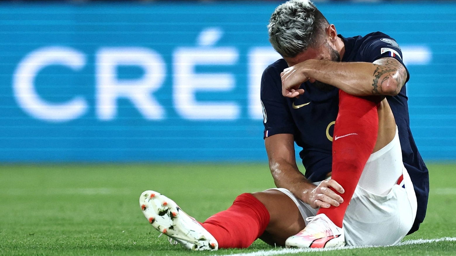 Olivier Giroud dolorante a terra Olivier Giroud dolorante a terra