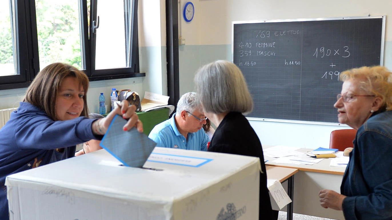 A un mese dalle elezioni per undici centri nel varesotto si sono presentate sessantaquattro liste a sostegno degli aspiranti primi cittadini.
