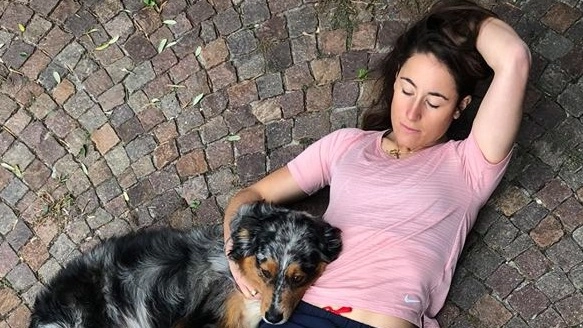 Sofia Goggia con la sua cagnolina Belle (Facebook)