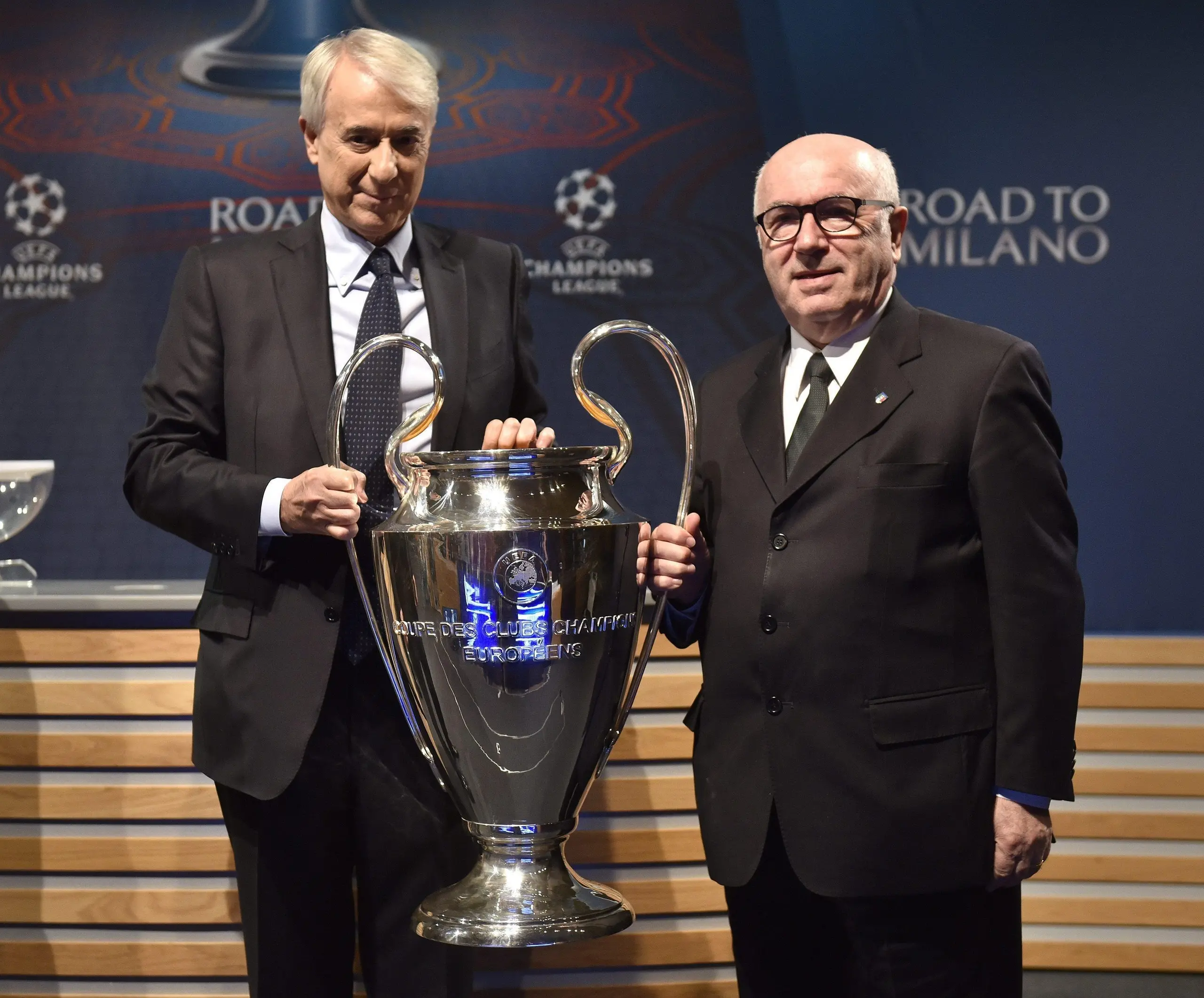 Champions League, la coppa consegnata a Pisapia