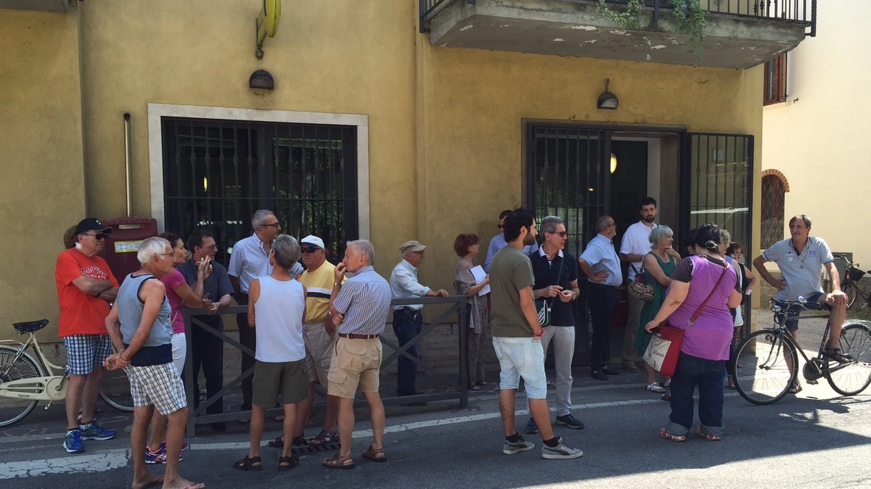  Cittadini e politici davanti all’ufficio postale di Ombriano