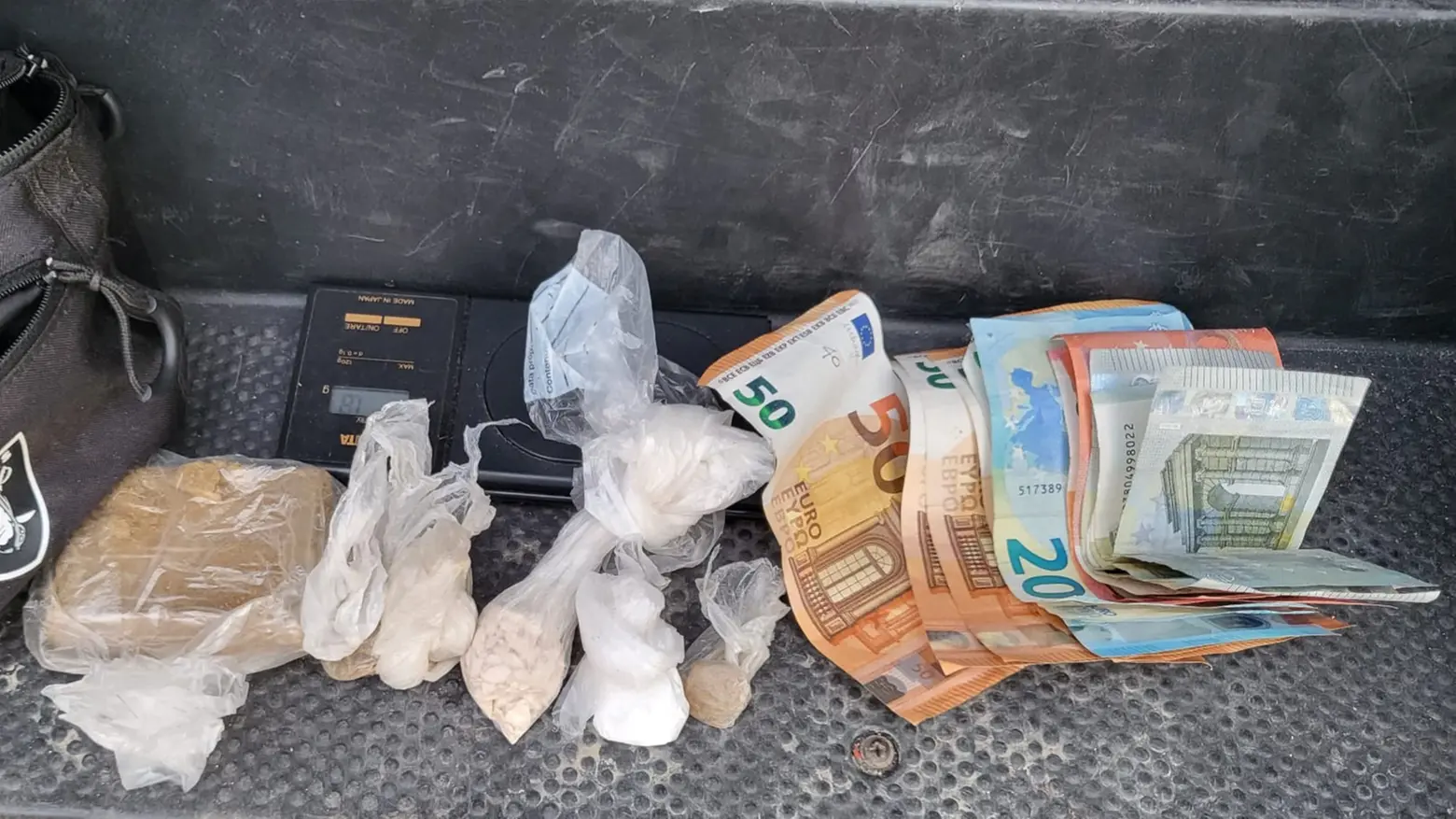 Parte della droga e dei contanti sequestrati Parte della droga e dei contanti sequestrati