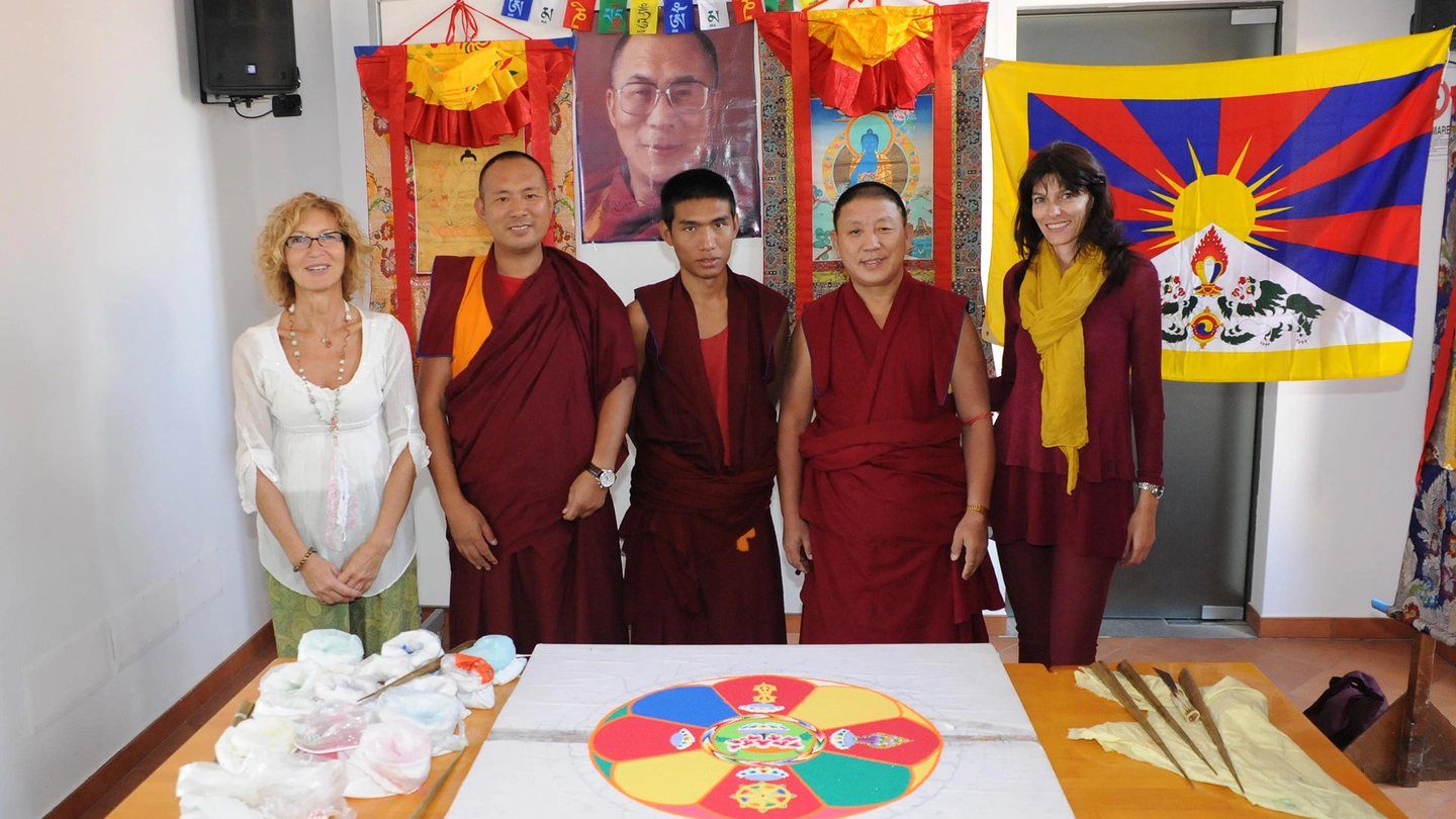 I monaci tibetani con Sonia Zerbi, presidente dell'associazione Cao Shiatsu
