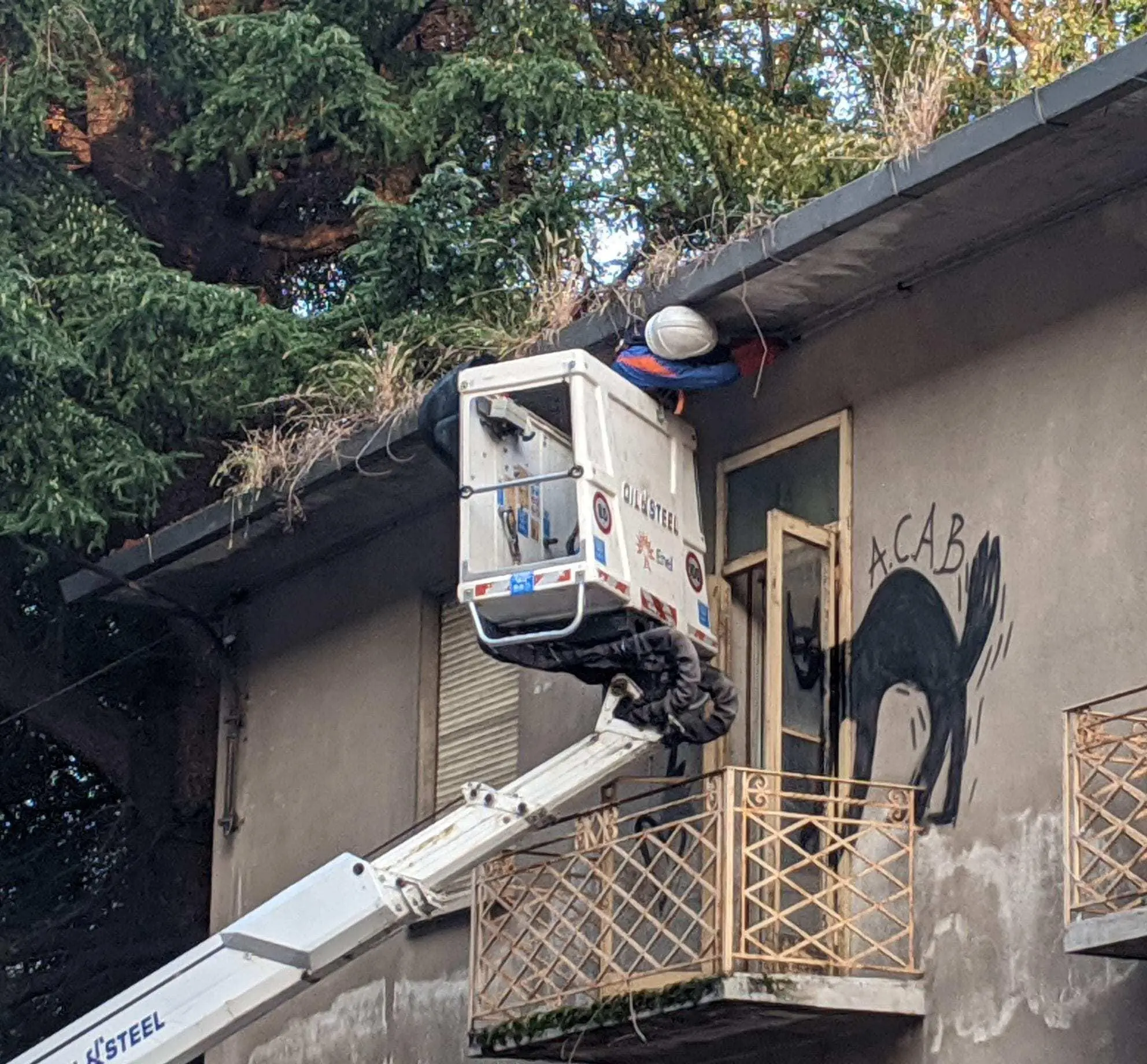 Demolita la villetta occupata dagli anarchici