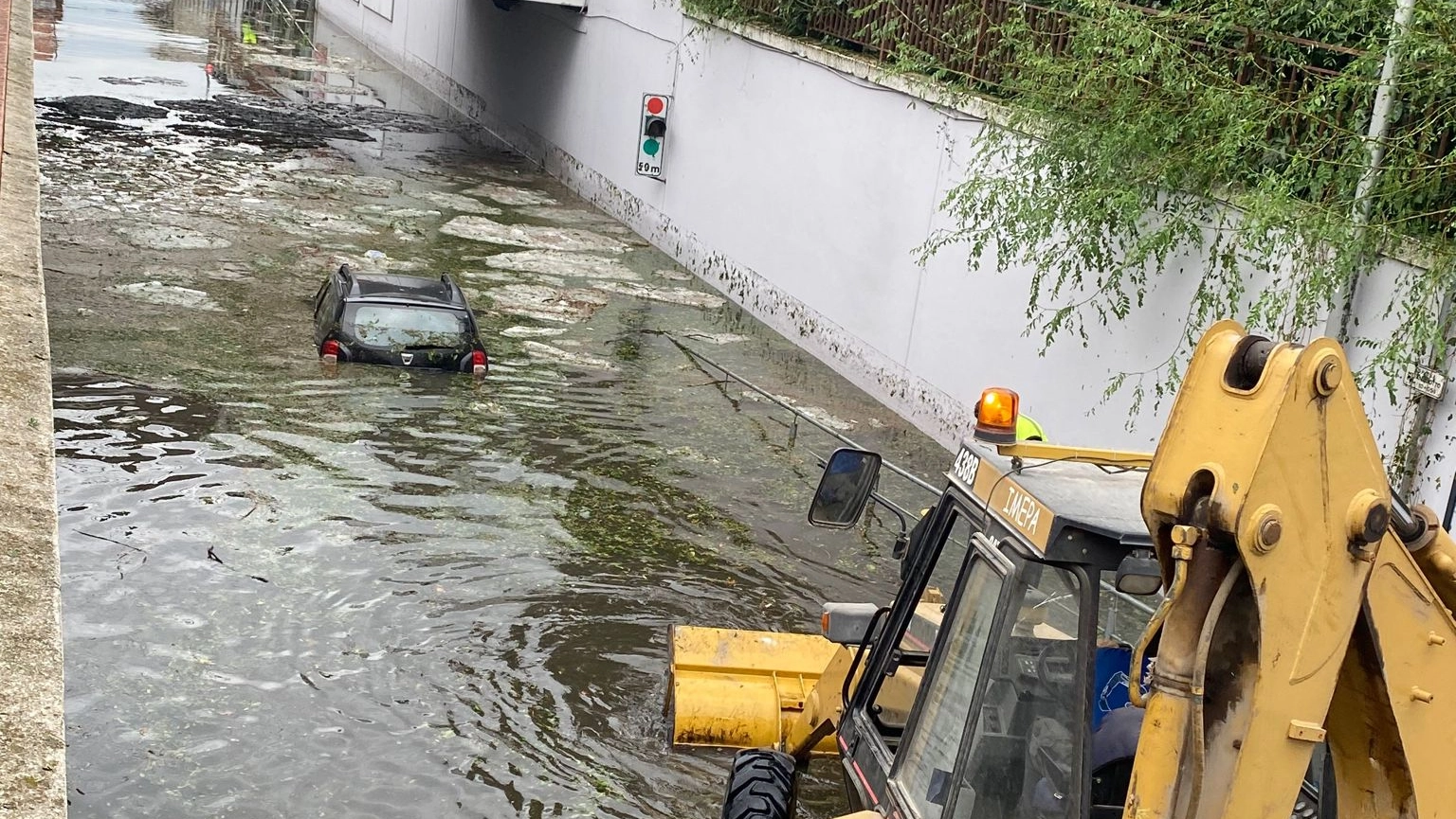 Il sottopasso di via Novara allagato