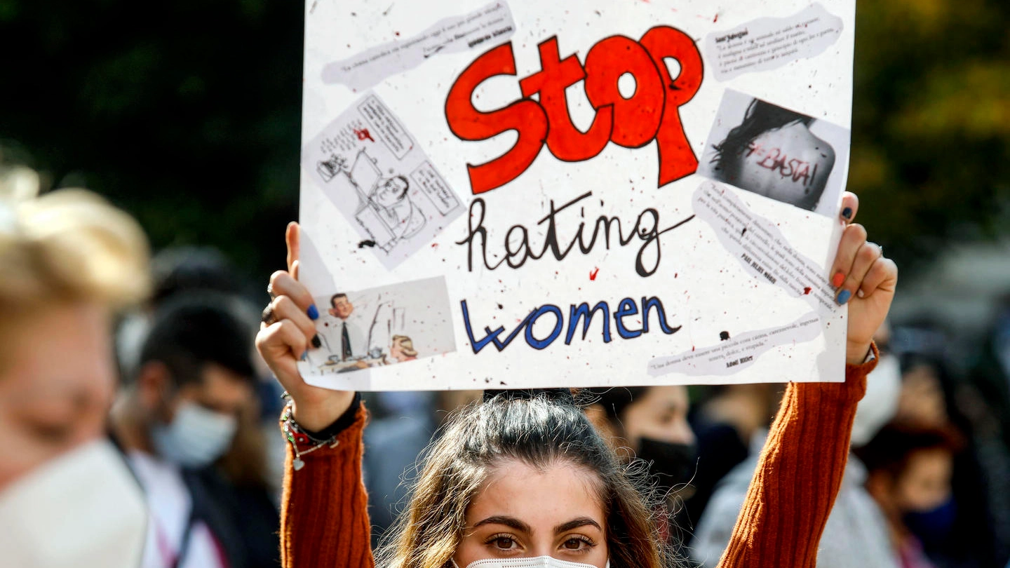 Una manifestazione contro le violenze sulle donne a Milano