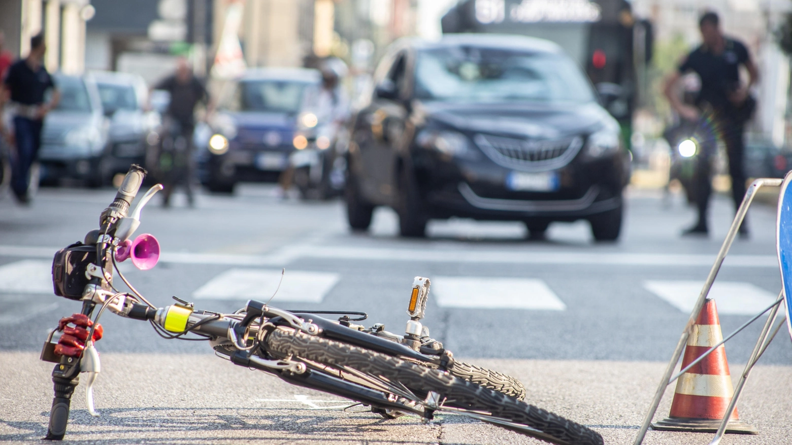 Milano impone sensori per l'angolo cieco dopo l'ennesimo ciclista investito