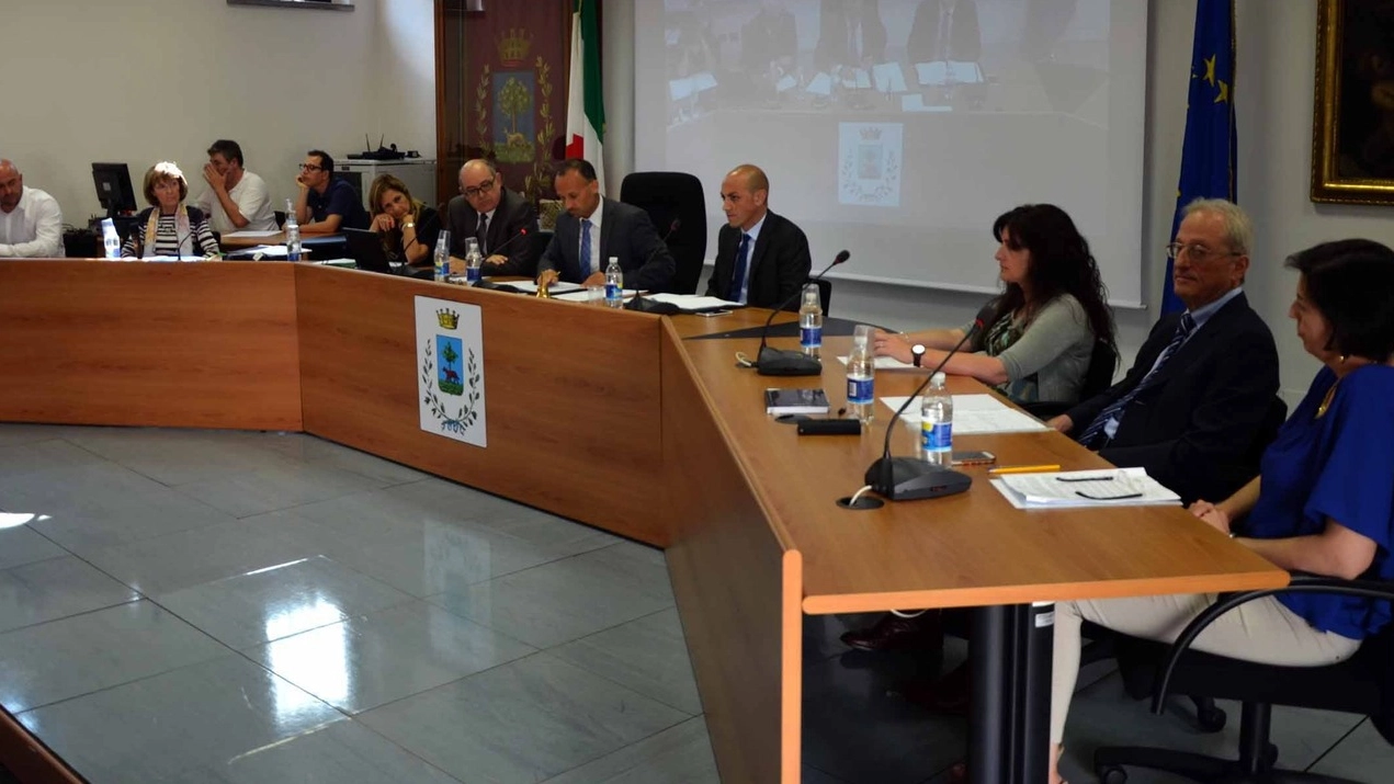 La nuova Giunta di centrodestra guidata dal sindaco Francesco Passerini (Gazzola)
