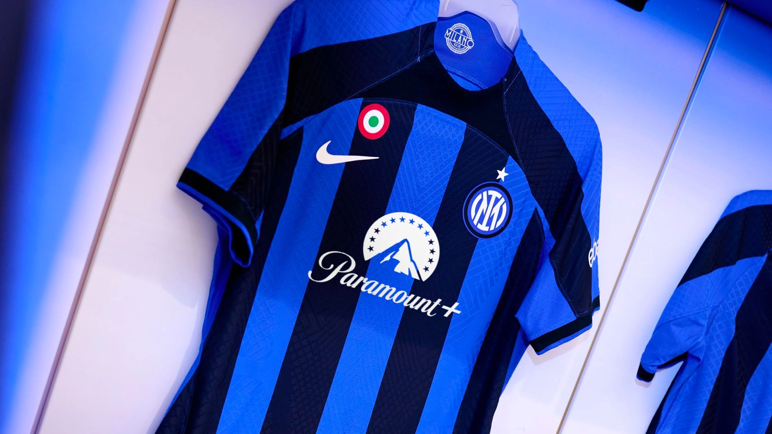 La maglia dell'Inter con il logo Paramount+ La maglia dell'Inter con il logo Paramount+