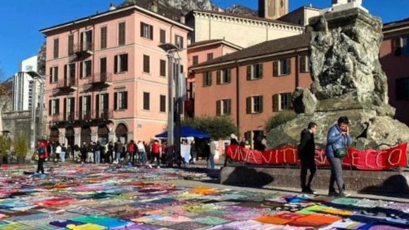 Le coperte stese in piazza Mario Cermenati in centro a Lecco