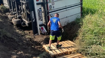 Cremona, il camion si ribalta per un colpo di sonno dell’autista: persi 140 quintali di mirtilli