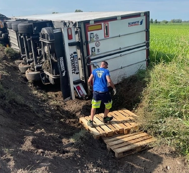 Cremona, il camion si ribalta per un colpo di sonno dell’autista: persi 140 quintali di mirtilli