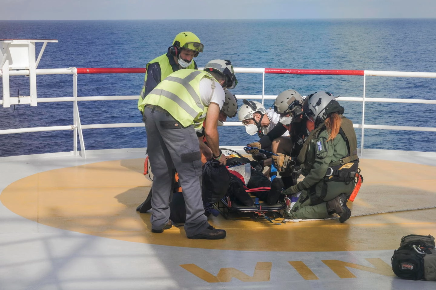 L'evacuazione di quattro persone dalla Ocean Viking (Ansa)