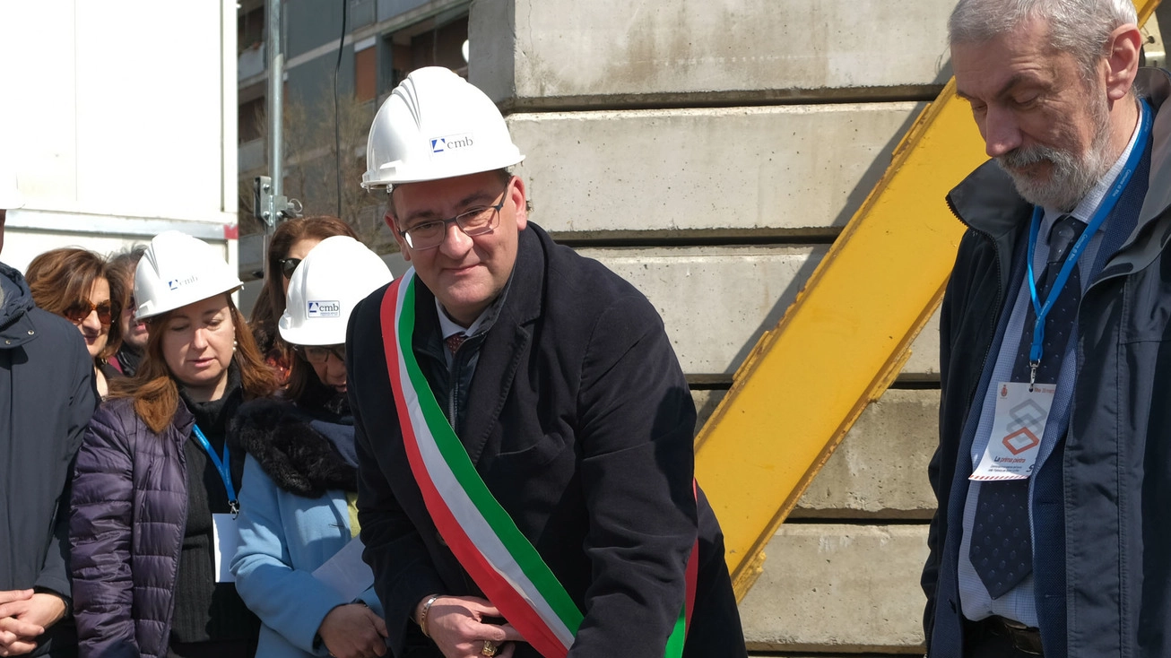 La prima pietra del futuro teatro posata dal sindaco Pietro Romano