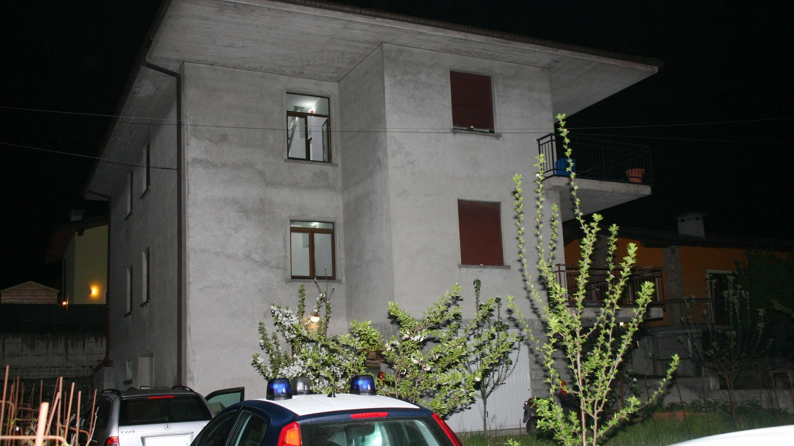 I Carabinieri all'esterno dell'abitazione di Niardo (Ansa)
