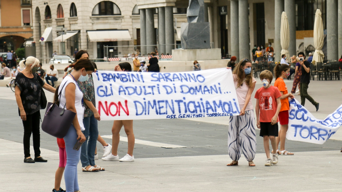La manifestazione “Priorità alla Scuola” che si è tenuta a giugno a Brescia