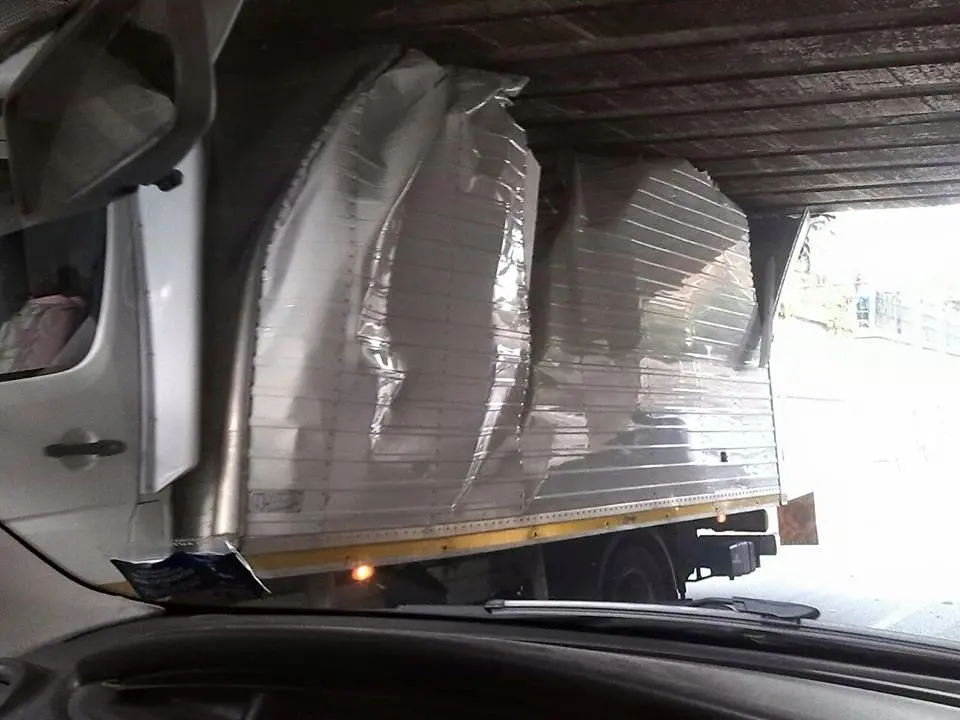 Canegrate, due camion incastrati nel sottopasso ferroviario