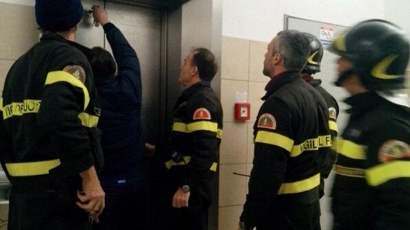 Vigili del fuoco liberano persone bloccate in ascensore (archivio)