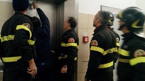 Vigili del fuoco liberano persone bloccate in ascensore (archivio) Vigili del fuoco liberano persone bloccate in ascensore (archivio)