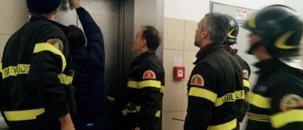 Via Pomposa, incendio nelle case Aler: condomini bloccati in ascensore