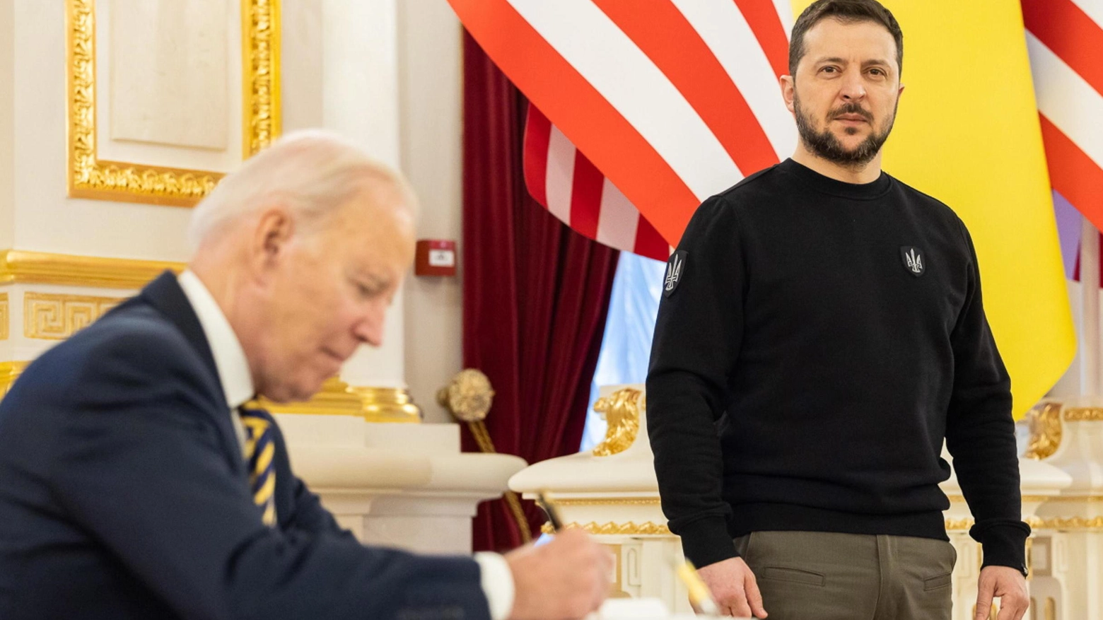 Biden firma il libro degli ospiti nel palazzo presidenziale sotto lo sguardo di Zelensky