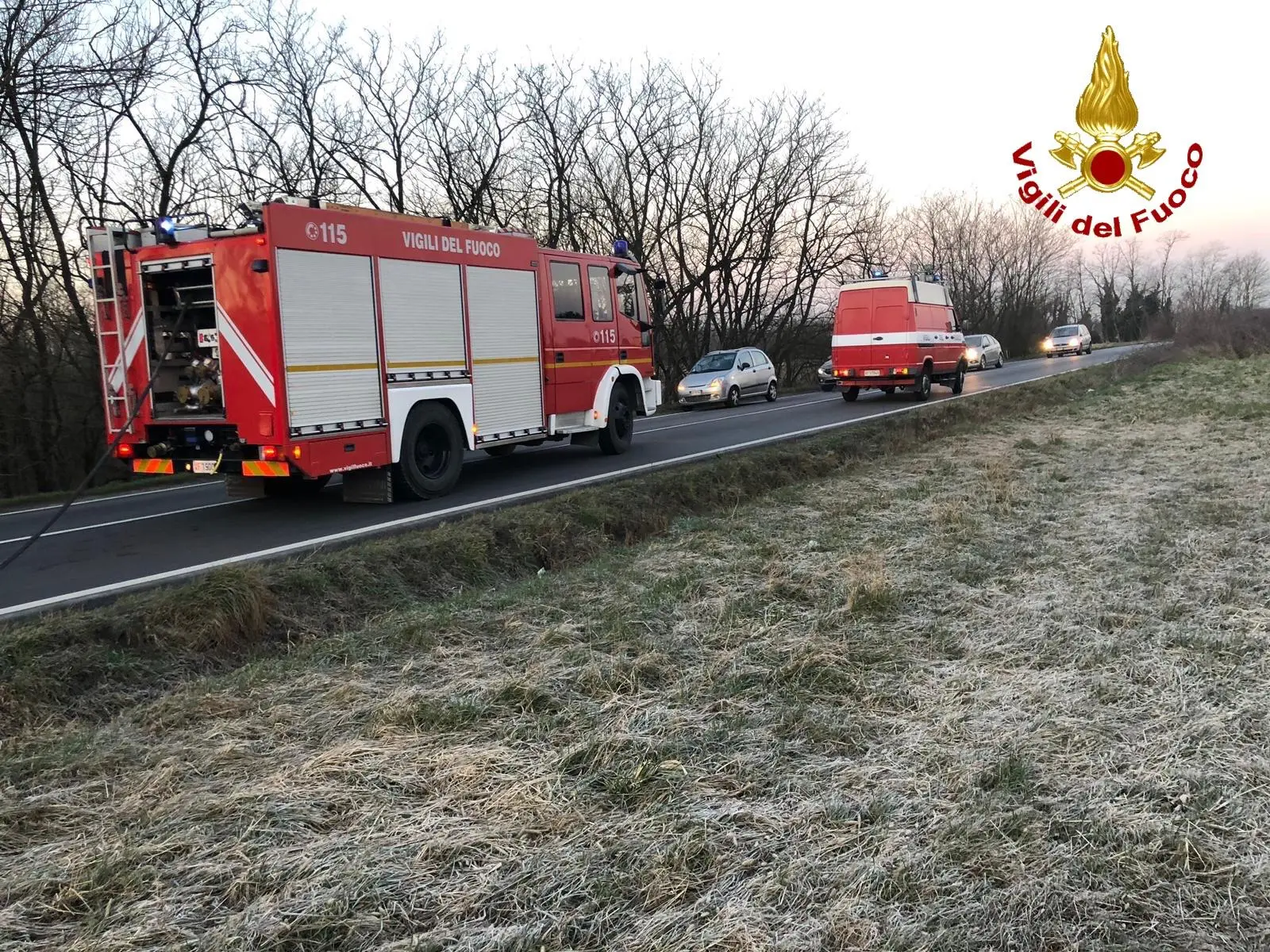 Robecco Pavese, vasto incendio in un capannone agricolo