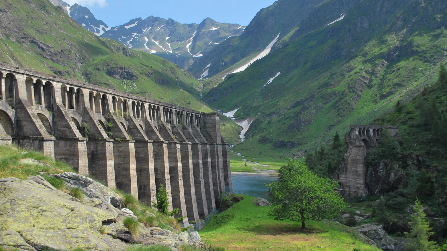 Servono ad alimentare le centrali idroelettriche e sono gestite da grosse utility. Legambiente Lombardia: “Urge riassegnarle a operatori che investano contro i disastri”