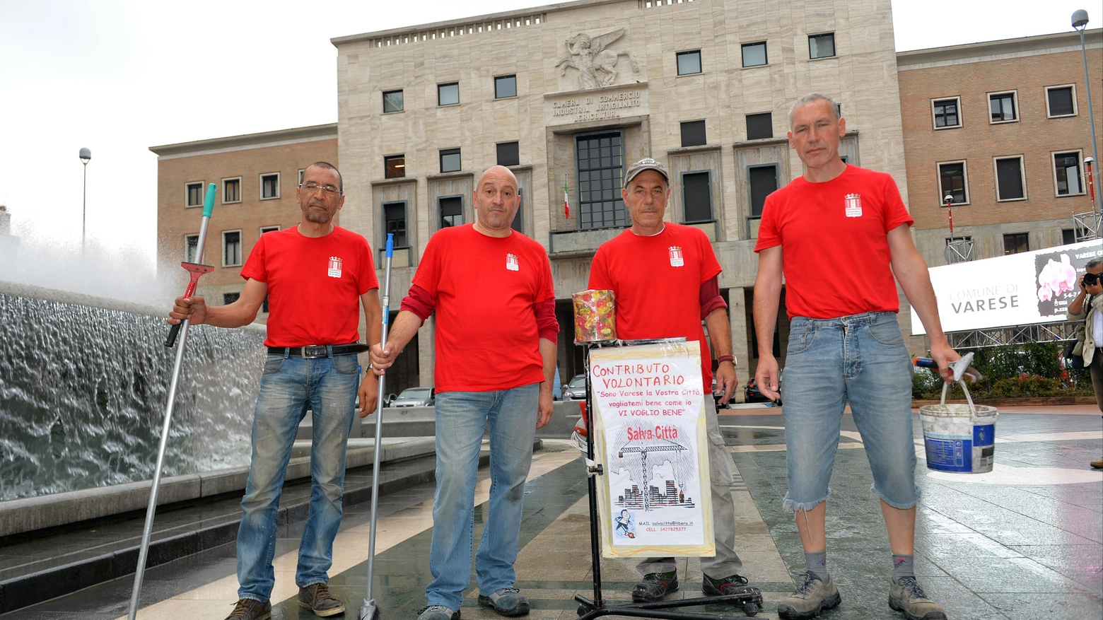 Volontari al lavoro in centro a Varese (Newpress)