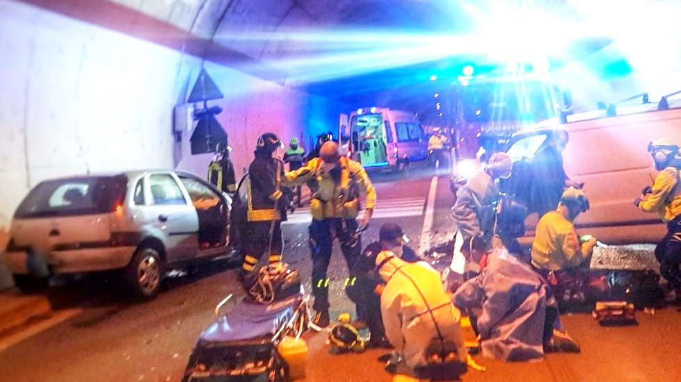 I soccorritori in galleria dopo l’impatto fra l’auto e il furgone